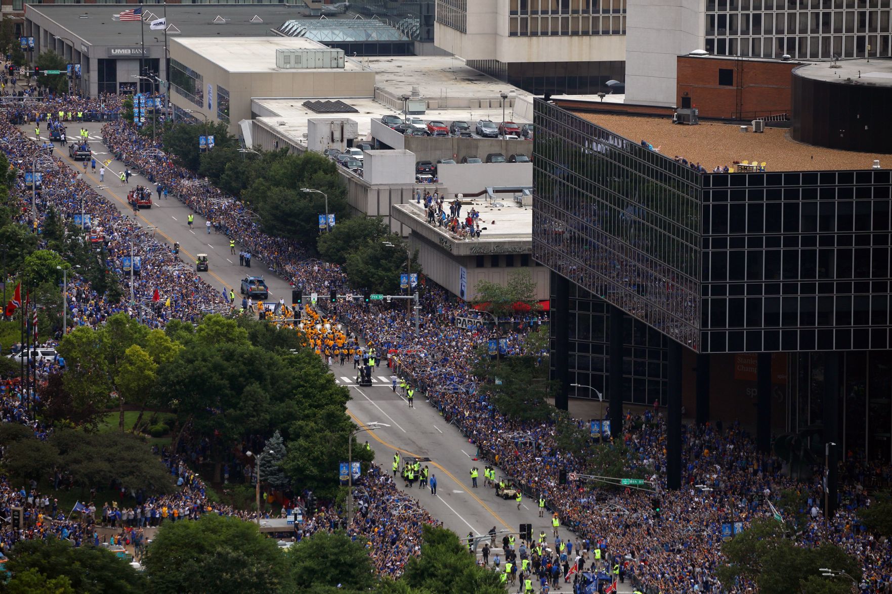 St. Louis Blues parade Stanley Cup to the Arch for fans